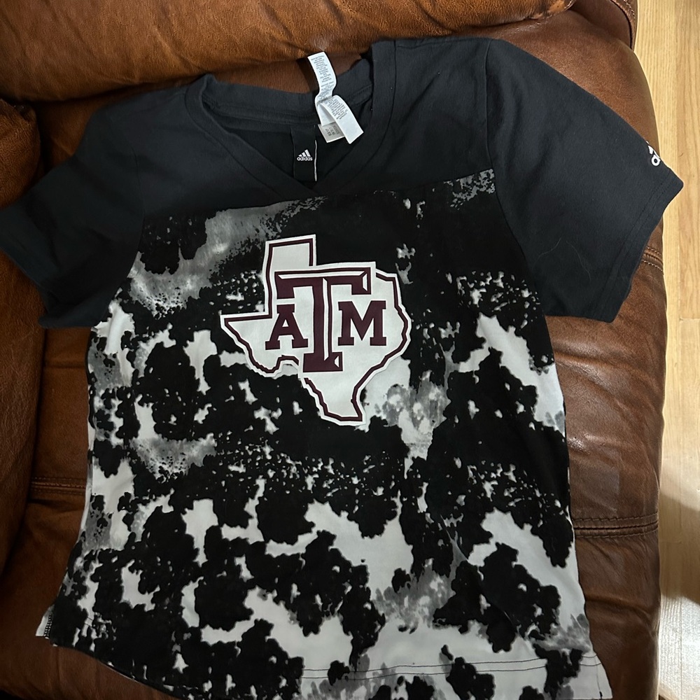 A & M. Tshirt. V neck. Small